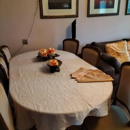 90m2, 8 Os, 2 Salony, 2 Sypialnie, Centrum Κοστζαλίν